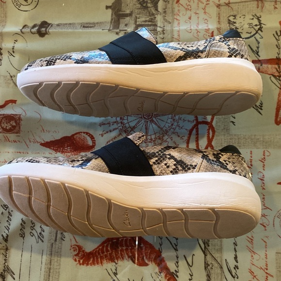 Clark’s ultimate comfort cushion feel slip on loafers. - Picture 5 of 6